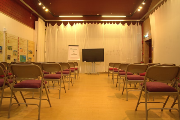 Meeting room with chairs laid out and TV in the center